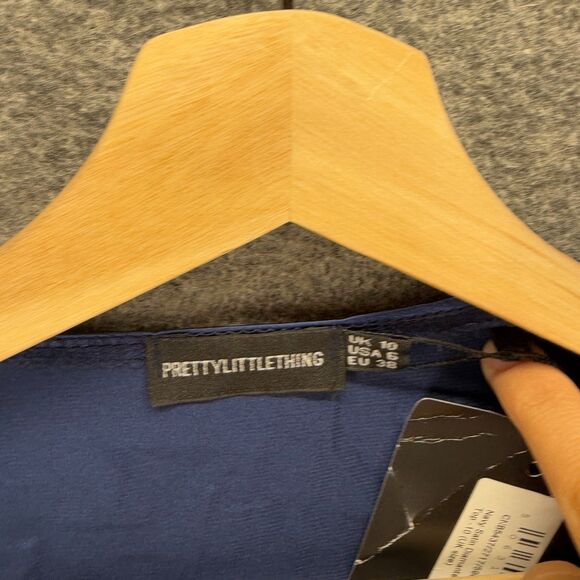 New PrettyLittleThings Cropped Top Women 6 Blue V-Neck Tie Up Long Sleeve Casual - Picture 3 of 8